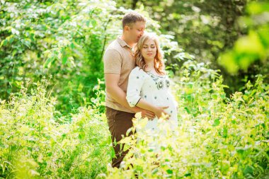 güzel bir hamile kadın kocası ile