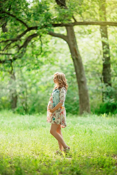 Donna bionda incinta in natura — Foto Stock
