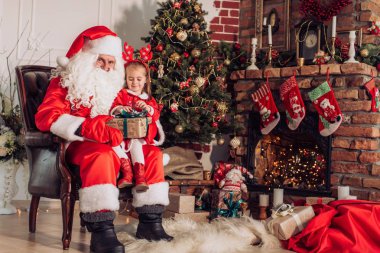 hediye kutusu Noel Baba ile kız