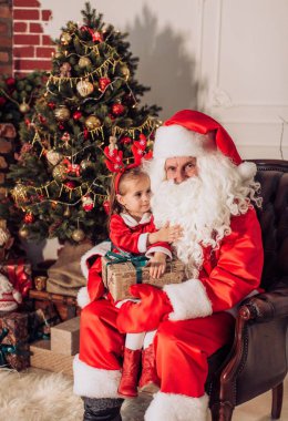 hediye kutusu Noel Baba ile kız