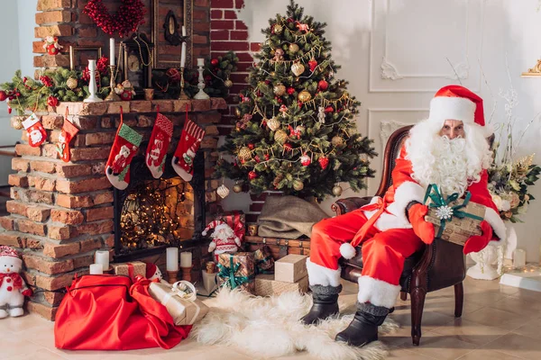 Jultomte med presenter till jul — Stockfoto