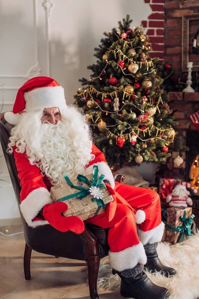 Weihnachtsmann mit Geschenken zu Weihnachten — Stockfoto