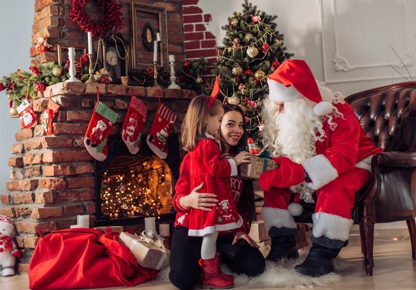 Mädchen mit ihrer Mutter und Weihnachtsmann — Stockfoto