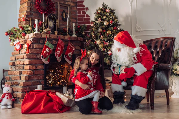 Menina com sua mãe e santa claus — Fotografia de Stock