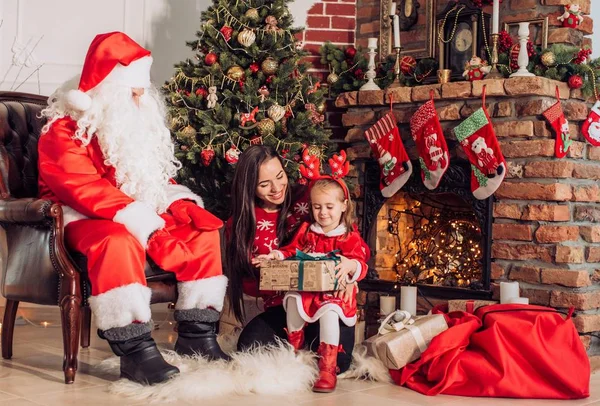Mädchen mit ihrer Mutter und Weihnachtsmann — Stockfoto