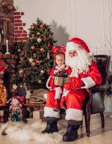 Chica con caja de regalo con santa claus — Foto de Stock