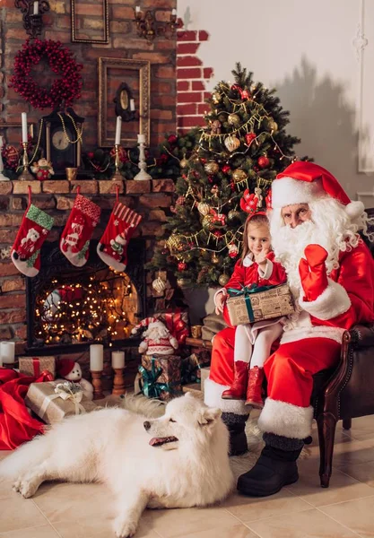 Hediye kutusu Noel Baba ile kız — Stok fotoğraf