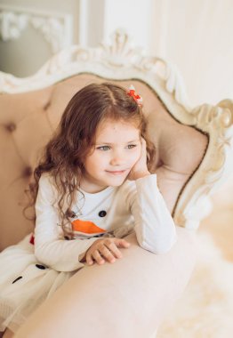 Noel ağacı süsleme ile kız