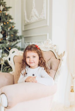 Noel ağacı süsleme ile kız