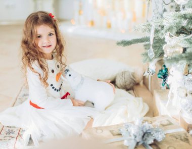 Noel ağacı süsleme ile kız