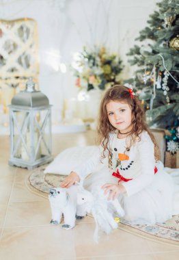Noel ağacı süsleme ile kız