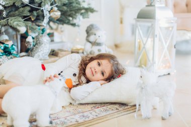 Noel ağacı süsleme ile kız