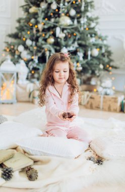 Noel ağacı süsleme ile kız