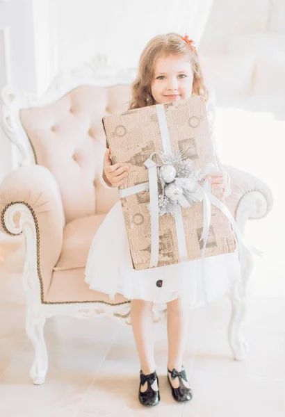 Ragazza con decorazione albero di Natale — Foto Stock