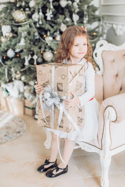 Ragazza con decorazione albero di Natale — Foto Stock