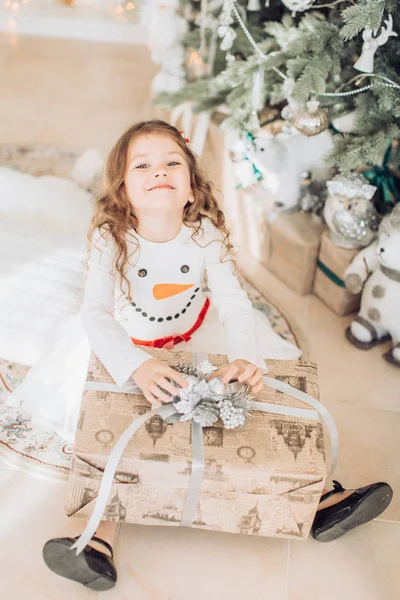 Noel ağacı süsleme ile kız — Stok fotoğraf