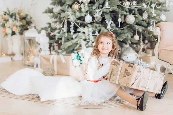 Meisje met kerstboom decoratie — Zdjęcie stockowe