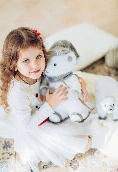 Ragazza con decorazione albero di Natale — Foto Stock