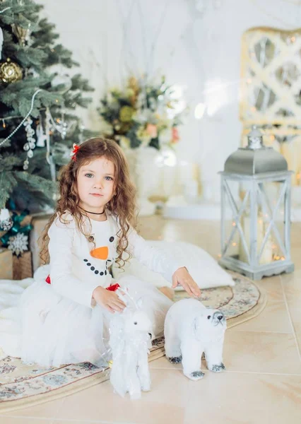 Flicka med julgran dekoration — Stockfoto