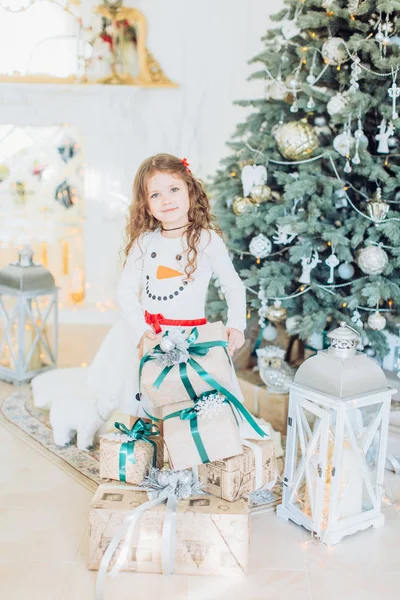 Ragazza con decorazione albero di Natale — Foto Stock