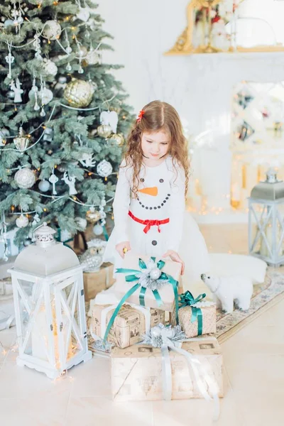 Noel ağacı süsleme ile kız — Stok fotoğraf