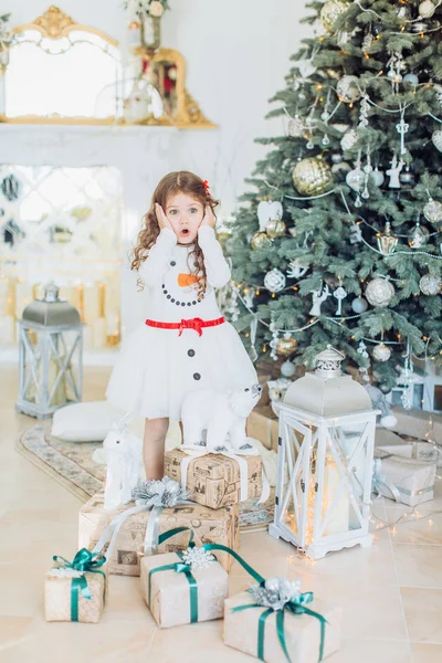 Flicka med julgran dekoration — Stockfoto