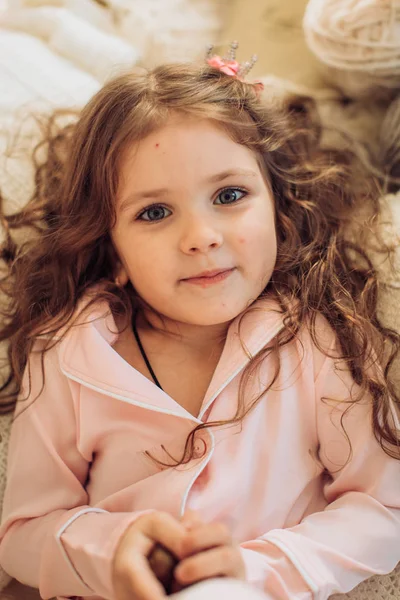 Маленька дівчинка в рожевій сукні — стокове фото