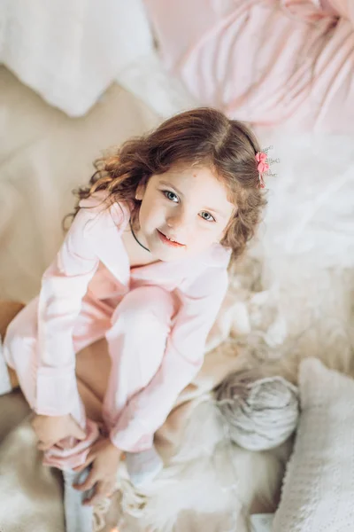 Menina em vestido rosa — Fotografia de Stock