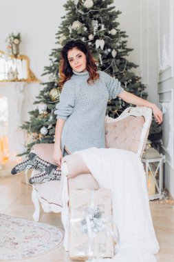 Mutlu Noel süsleri kadında