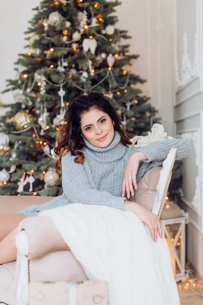 Mujer feliz en las decoraciones de Navidad —  Fotos de Stock