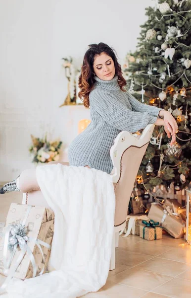 Gelukkige vrouw in kerstversiering — Stockfoto