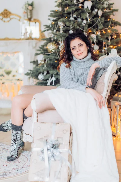 Gelukkige vrouw in kerstversiering — Stockfoto