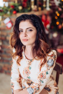 Mutlu Noel süsleri kadında