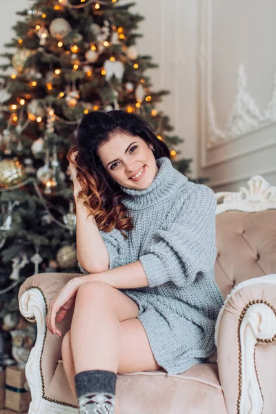 Gelukkige vrouw in kerstversiering — Stockfoto