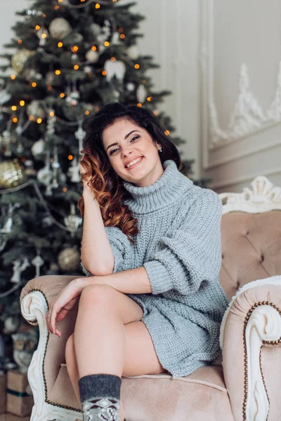 Щаслива жінка в різдвяних прикрасах — стокове фото