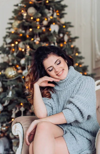 Mulher feliz em decorações de Natal — Fotografia de Stock