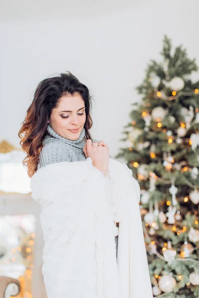 Mulher feliz em decorações de Natal — Fotografia de Stock