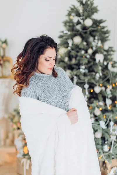 Mulher feliz em decorações de Natal — Fotografia de Stock