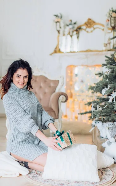 Gelukkige vrouw in kerstversiering — Stockfoto