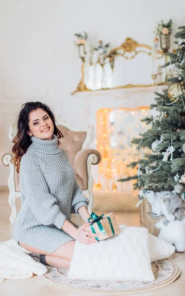 Mujer feliz en las decoraciones de Navidad —  Fotos de Stock
