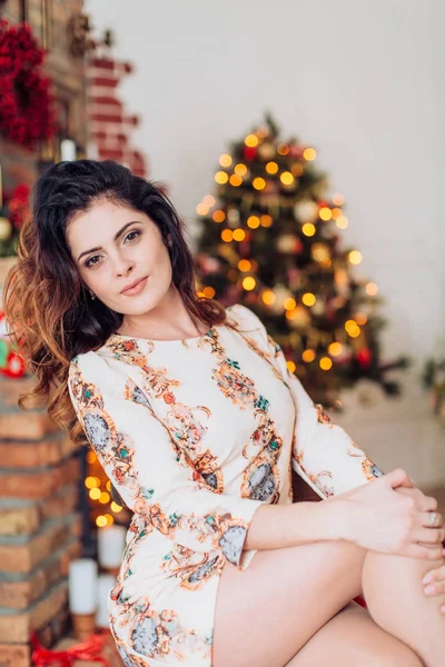 Mujer feliz en las decoraciones de Navidad — Foto de Stock