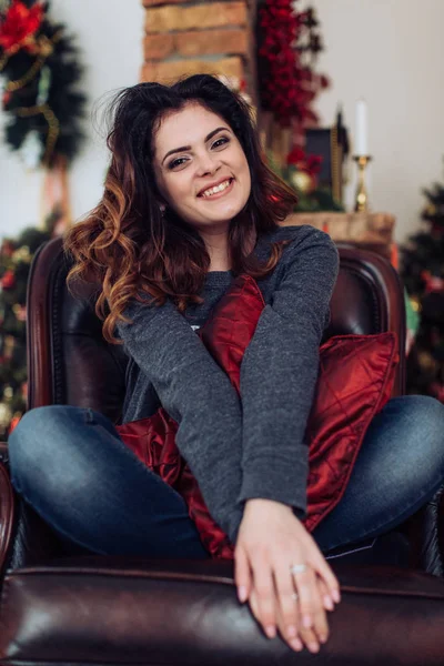 Mujer feliz en las decoraciones de Navidad —  Fotos de Stock