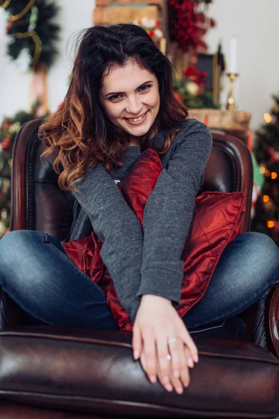 Mujer feliz en las decoraciones de Navidad —  Fotos de Stock