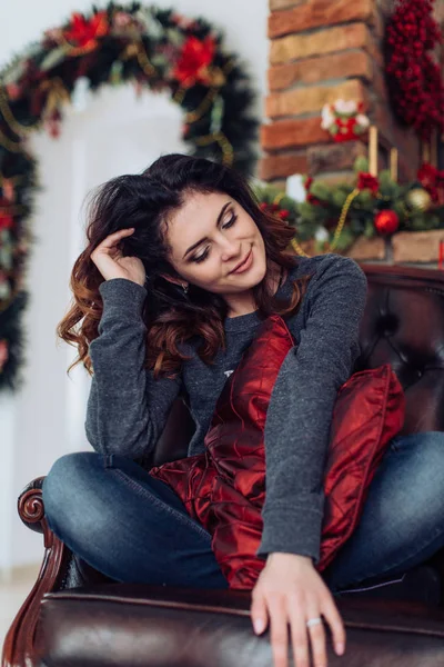 Счастливая женщина в рождественских украшениях — стоковое фото