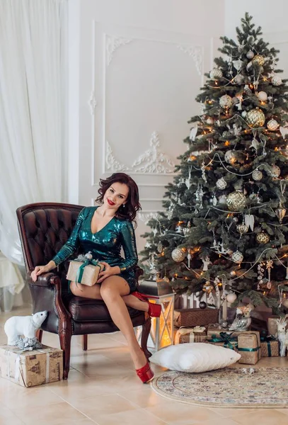 Vrouw in kerstversiering — Stockfoto