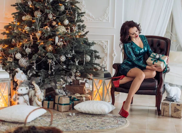 Frau in Weihnachtsdekoration — Stockfoto