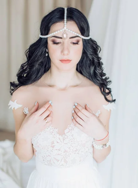 Jovem mulher em vestido de noiva — Fotografia de Stock