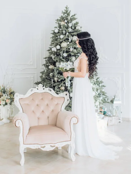 Frau im Hochzeitskleid bei der Weihnachtsfeier — Stockfoto