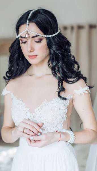 Молодая женщина в свадебном платье — стоковое фото