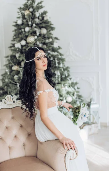 Mujer en vestido de novia en el interior de Navidad — Foto de Stock